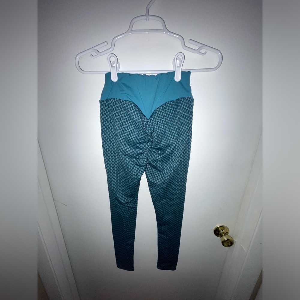 Blue textured booty scrunch leggings